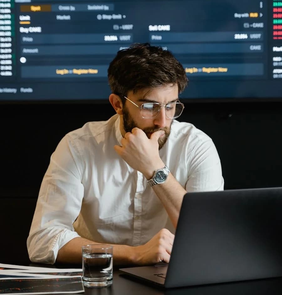 Asesor Financiero evaluando el mercado